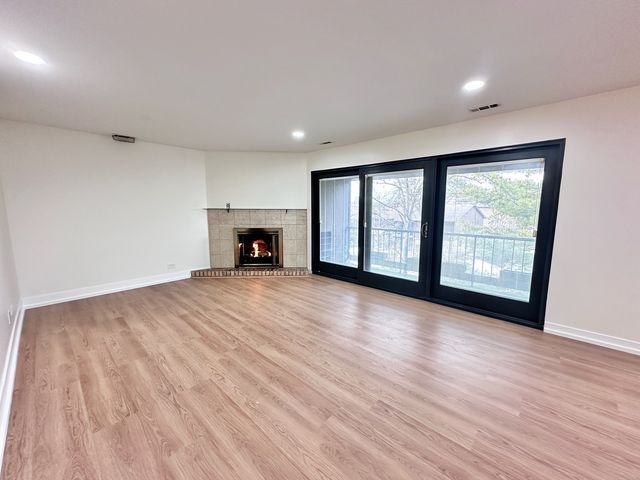 1313 Cass Lane E 302, Westmont, IL 60559