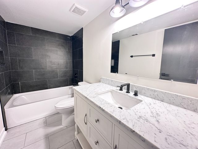 1313 Cass Lane E 302, Westmont, IL 60559