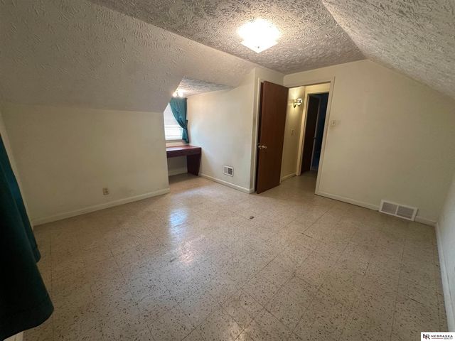 7752 Oakwood Street, Ralston, NE 68127