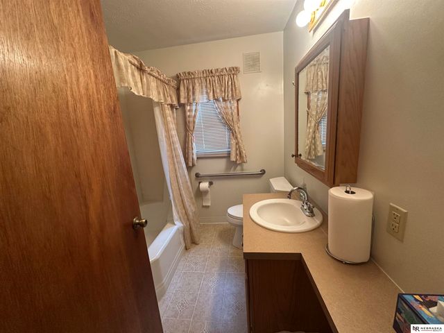 7752 Oakwood Street, Ralston, NE 68127