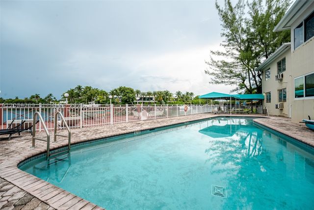 4740 Pine Tree Dr 20, Miami Beach, FL 33140