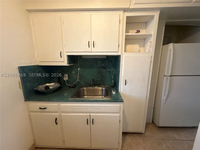 4740 Pine Tree Dr 20, Miami Beach, FL 33140