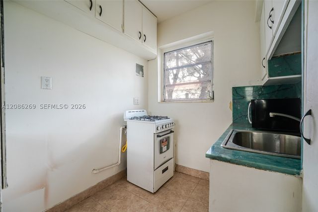 4740 Pine Tree Dr 20, Miami Beach, FL 33140