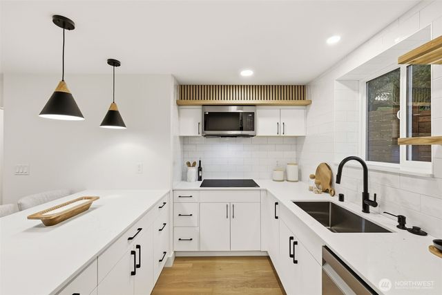 19531 55th Avenue NE, Lake Forest Park, WA 98155