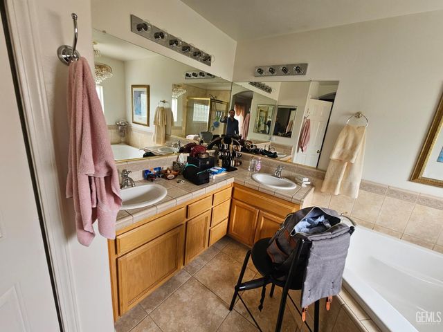 4102 Sierra Redwood Drive, Bakersfield, CA 93313