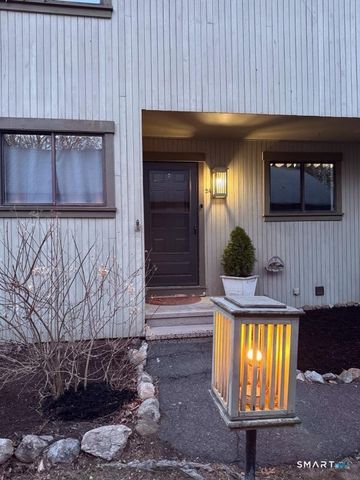 24 Fox Run, Woodbury, CT 06798