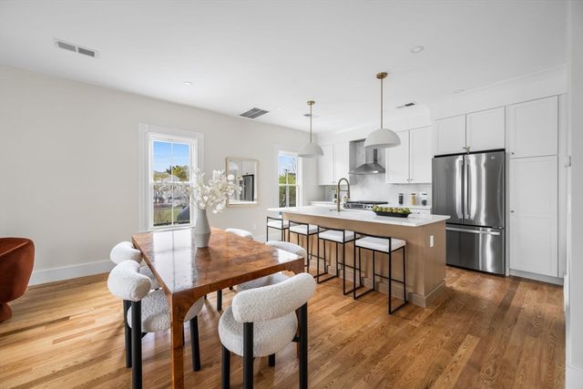 16 Harbor View St 2, Boston, MA 02125