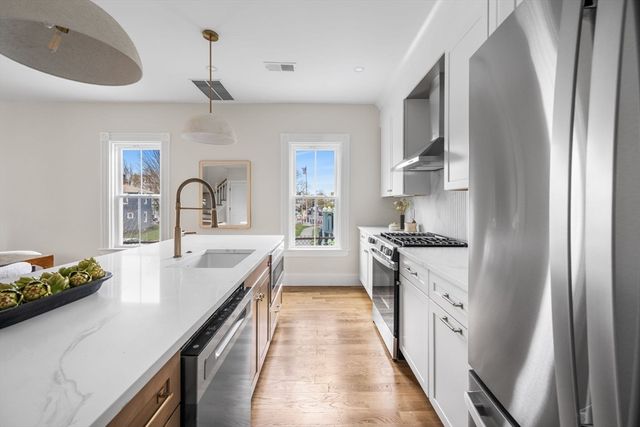 16 Harbor View St 2, Boston, MA 02125