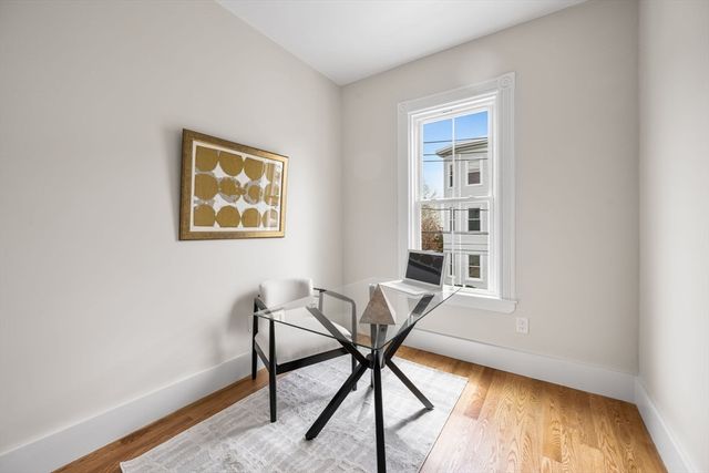 16 Harbor View St 2, Boston, MA 02125