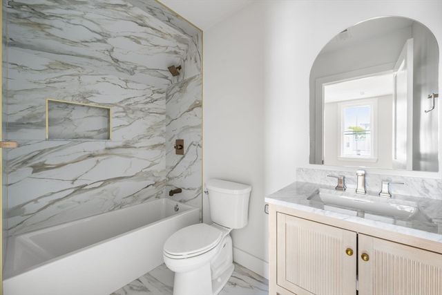 16 Harbor View St 2, Boston, MA 02125