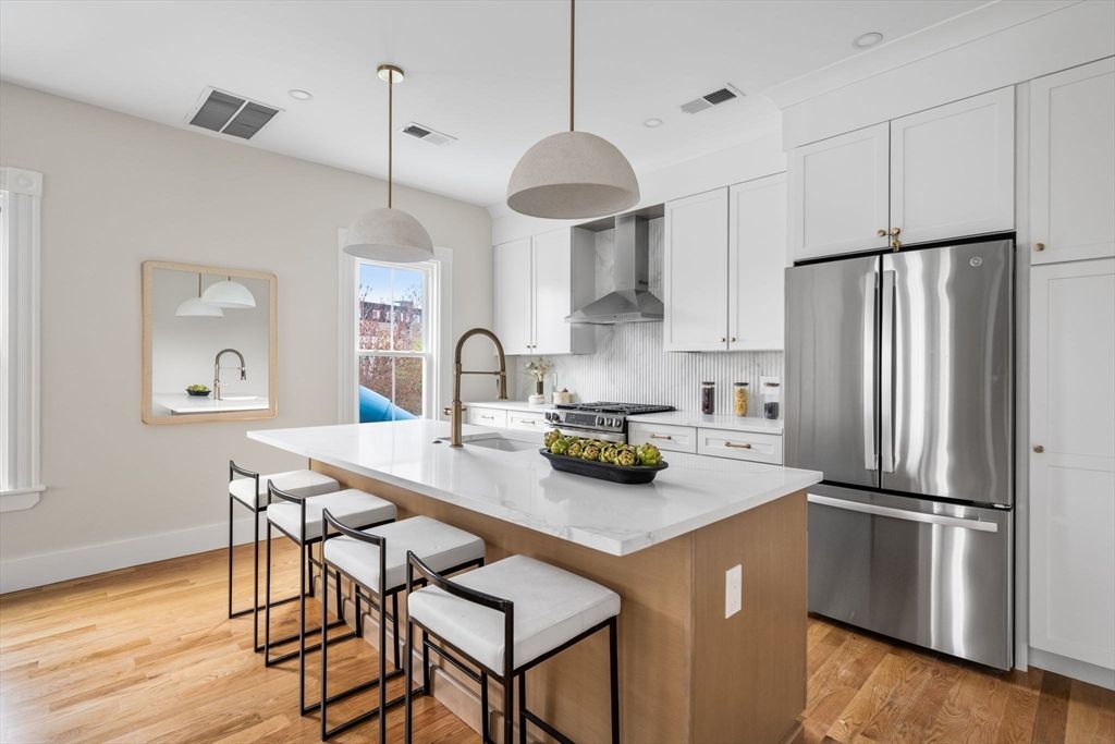 16 Harbor View St 2, Boston, MA 02125