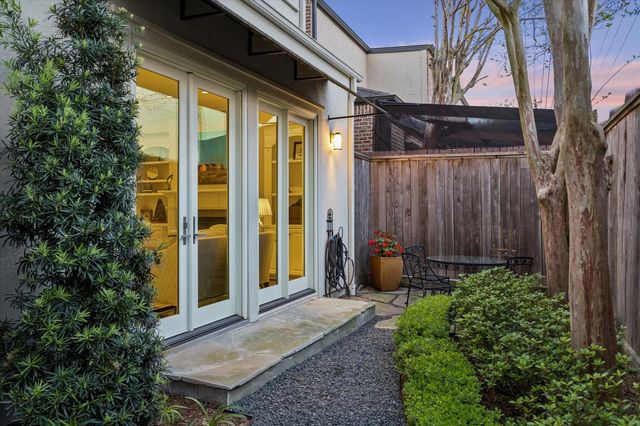 28 Hackberry Lane A, Houston, TX 77027