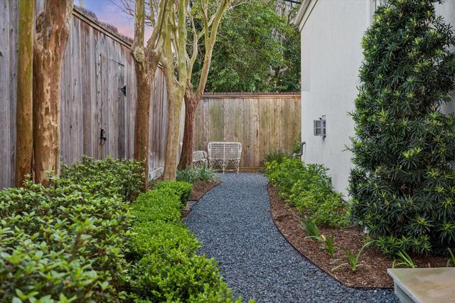 28 Hackberry Lane A, Houston, TX 77027