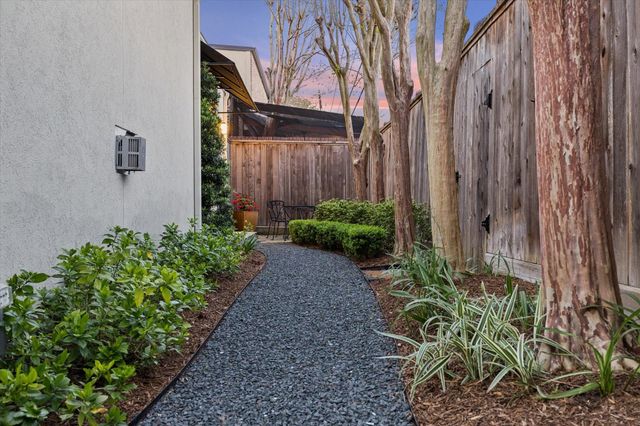 28 Hackberry Lane A, Houston, TX 77027