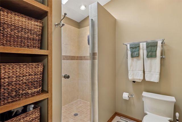 7008 Rocklyn Circle, Urbandale, IA 50322