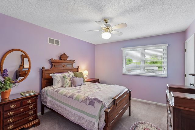 7008 Rocklyn Circle, Urbandale, IA 50322
