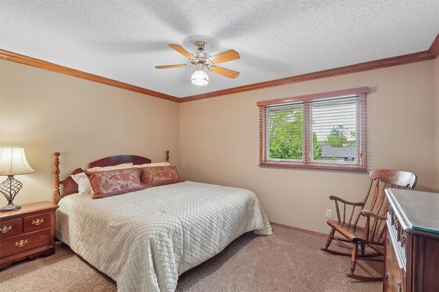 7008 Rocklyn Circle, Urbandale, IA 50322