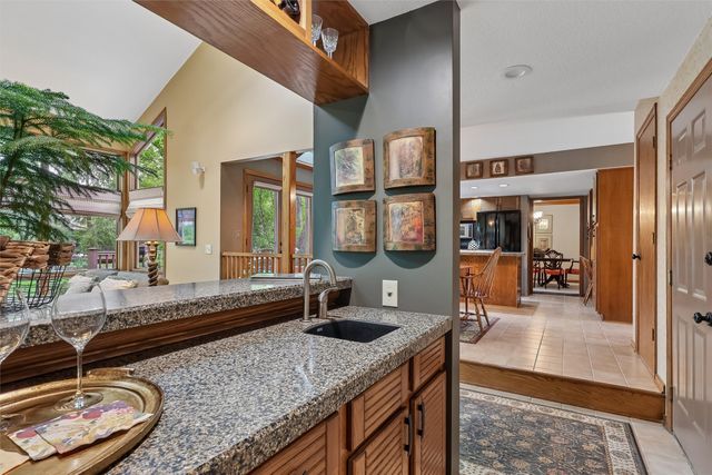 7008 Rocklyn Circle, Urbandale, IA 50322