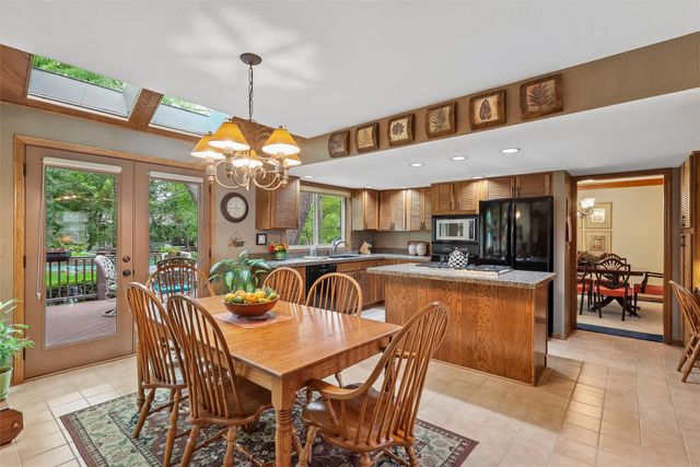 7008 Rocklyn Circle, Urbandale, IA 50322