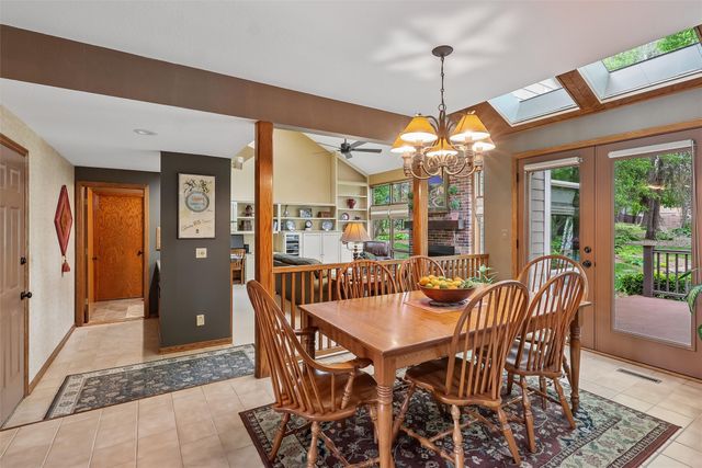7008 Rocklyn Circle, Urbandale, IA 50322