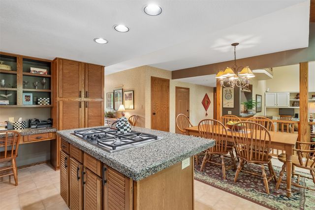 7008 Rocklyn Circle, Urbandale, IA 50322