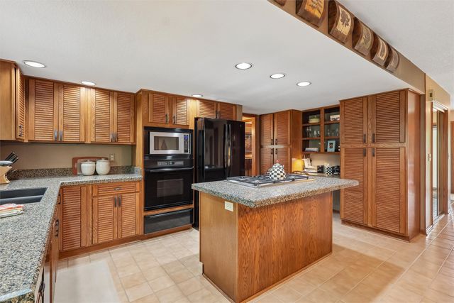 7008 Rocklyn Circle, Urbandale, IA 50322