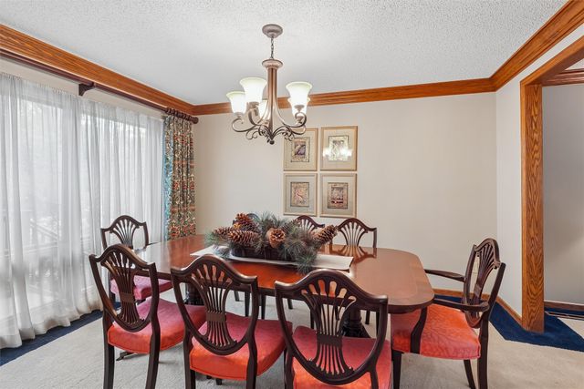 7008 Rocklyn Circle, Urbandale, IA 50322