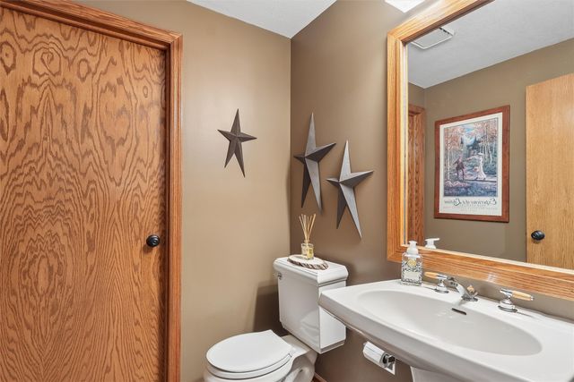 7008 Rocklyn Circle, Urbandale, IA 50322