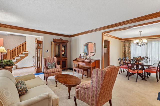 7008 Rocklyn Circle, Urbandale, IA 50322