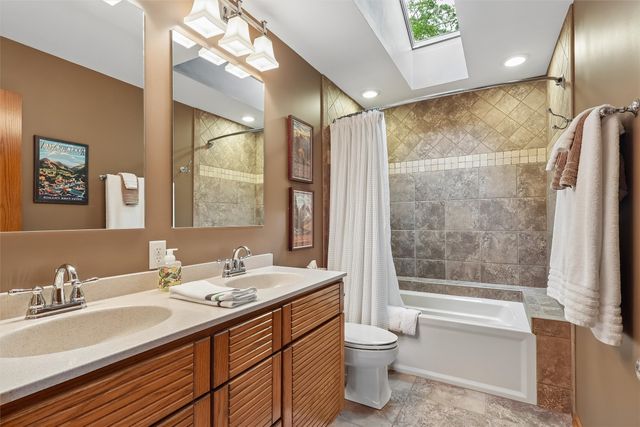 7008 Rocklyn Circle, Urbandale, IA 50322
