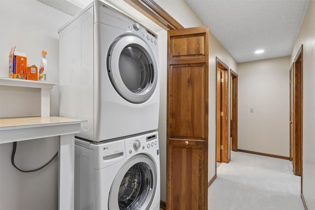 7008 Rocklyn Circle, Urbandale, IA 50322