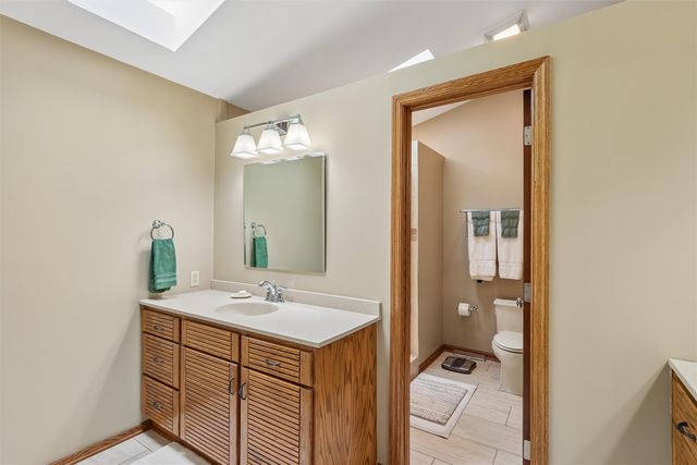 7008 Rocklyn Circle, Urbandale, IA 50322