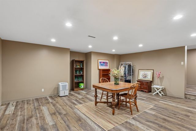 7008 Rocklyn Circle, Urbandale, IA 50322