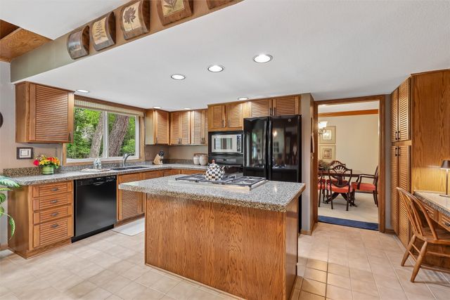 7008 Rocklyn Circle, Urbandale, IA 50322