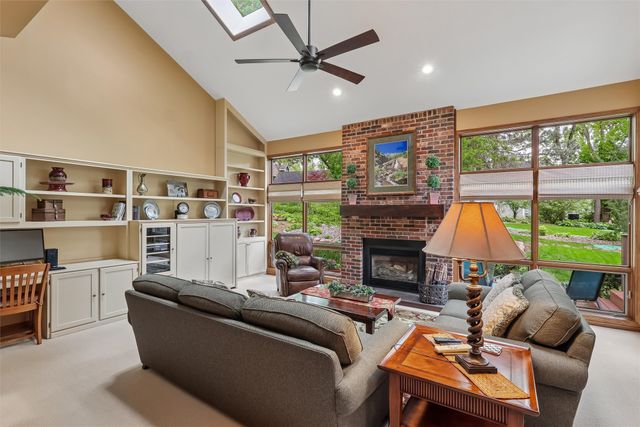 7008 Rocklyn Circle, Urbandale, IA 50322
