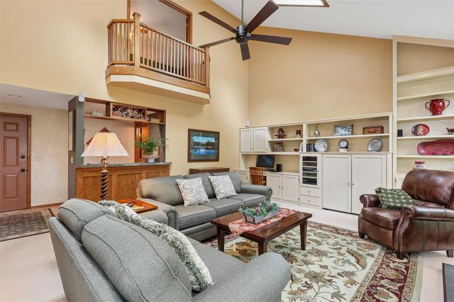 7008 Rocklyn Circle, Urbandale, IA 50322