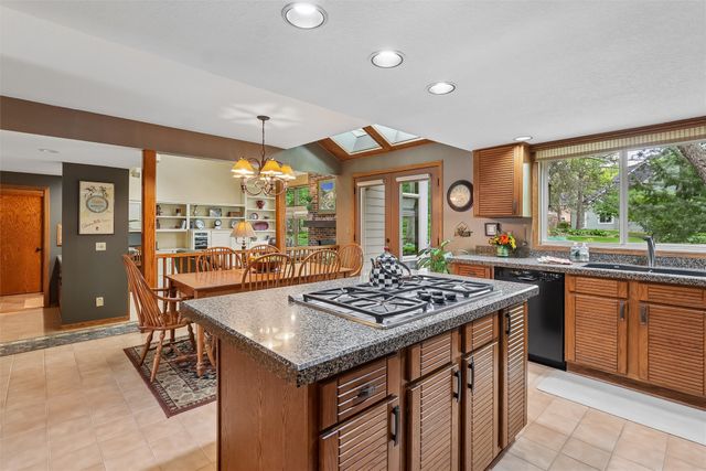 7008 Rocklyn Circle, Urbandale, IA 50322