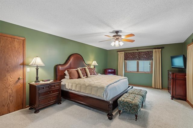 7008 Rocklyn Circle, Urbandale, IA 50322