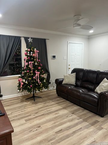 302 Storeywood, San Antonio, TX 78213