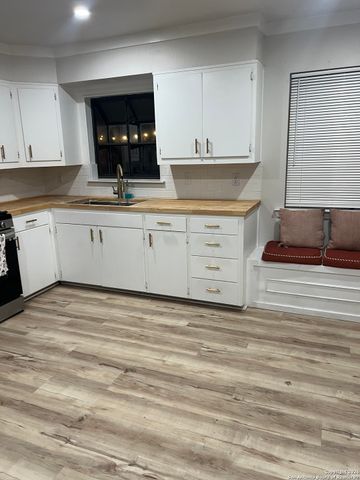 302 Storeywood, San Antonio, TX 78213