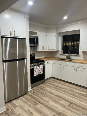 302 Storeywood, San Antonio, TX 78213