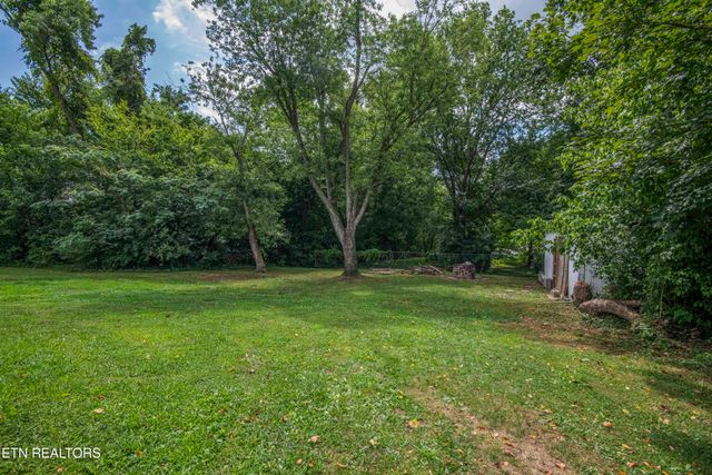 8532 Three Points Rd, Knoxville, TN 37924