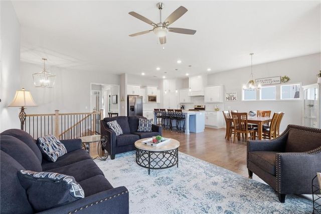 7450 NW Douglas Court, Parkville, MO 64152