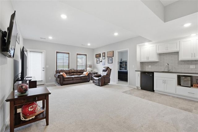 7450 NW Douglas Court, Parkville, MO 64152