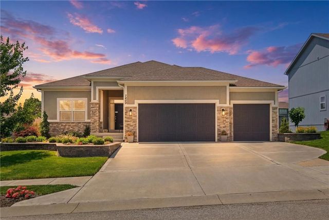 7450 NW Douglas Court, Parkville, MO 64152