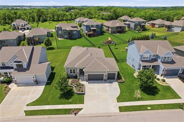 7450 NW Douglas Court, Parkville, MO 64152