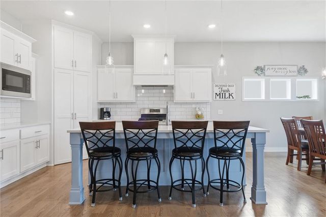 7450 NW Douglas Court, Parkville, MO 64152