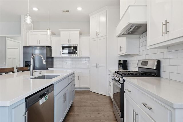 7450 NW Douglas Court, Parkville, MO 64152