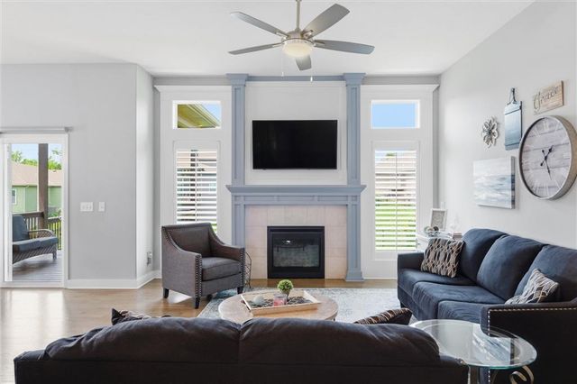 7450 NW Douglas Court, Parkville, MO 64152