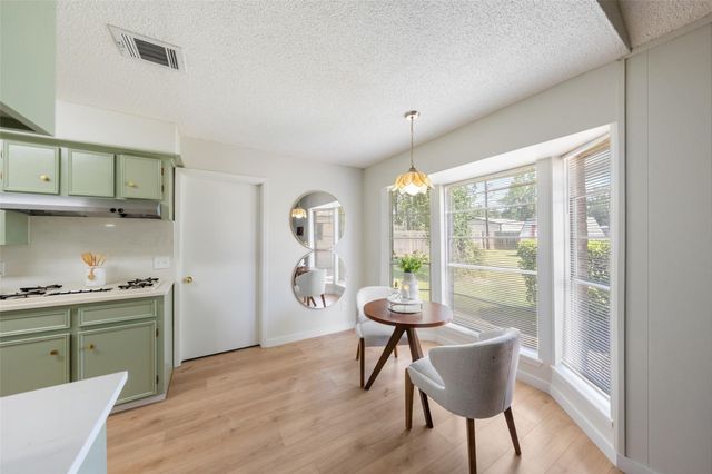 209 Pine Oak Drive, Highlands, TX 77562